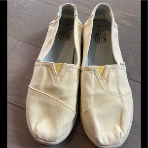 Youth size 5 yellow toms